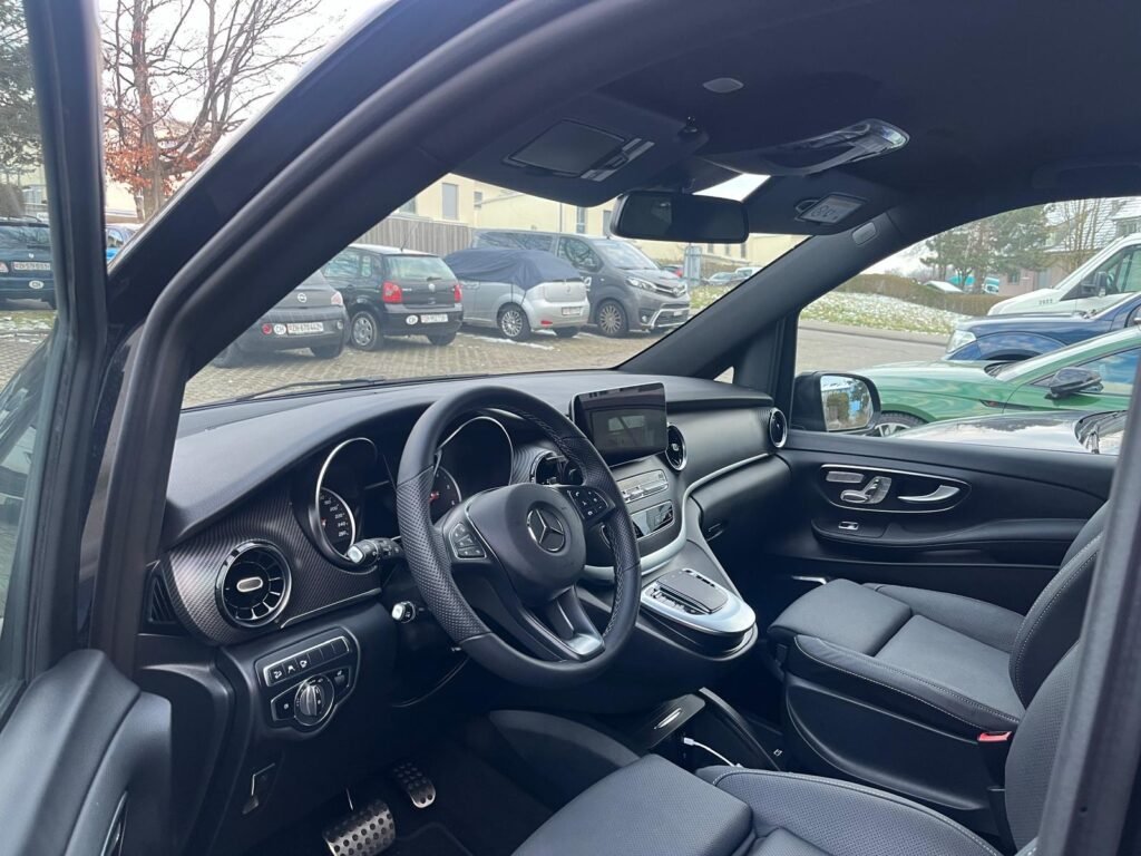 欧洲包车服务私人司机欧洲豪华专车高端定制旅游欧洲接送服务豪华机场接送专车在巴黎市区提供高端出行体验