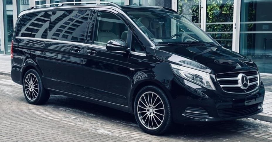 Private taxi from airport to Grand Paris luxury Mercedes-Benz chauffeur service